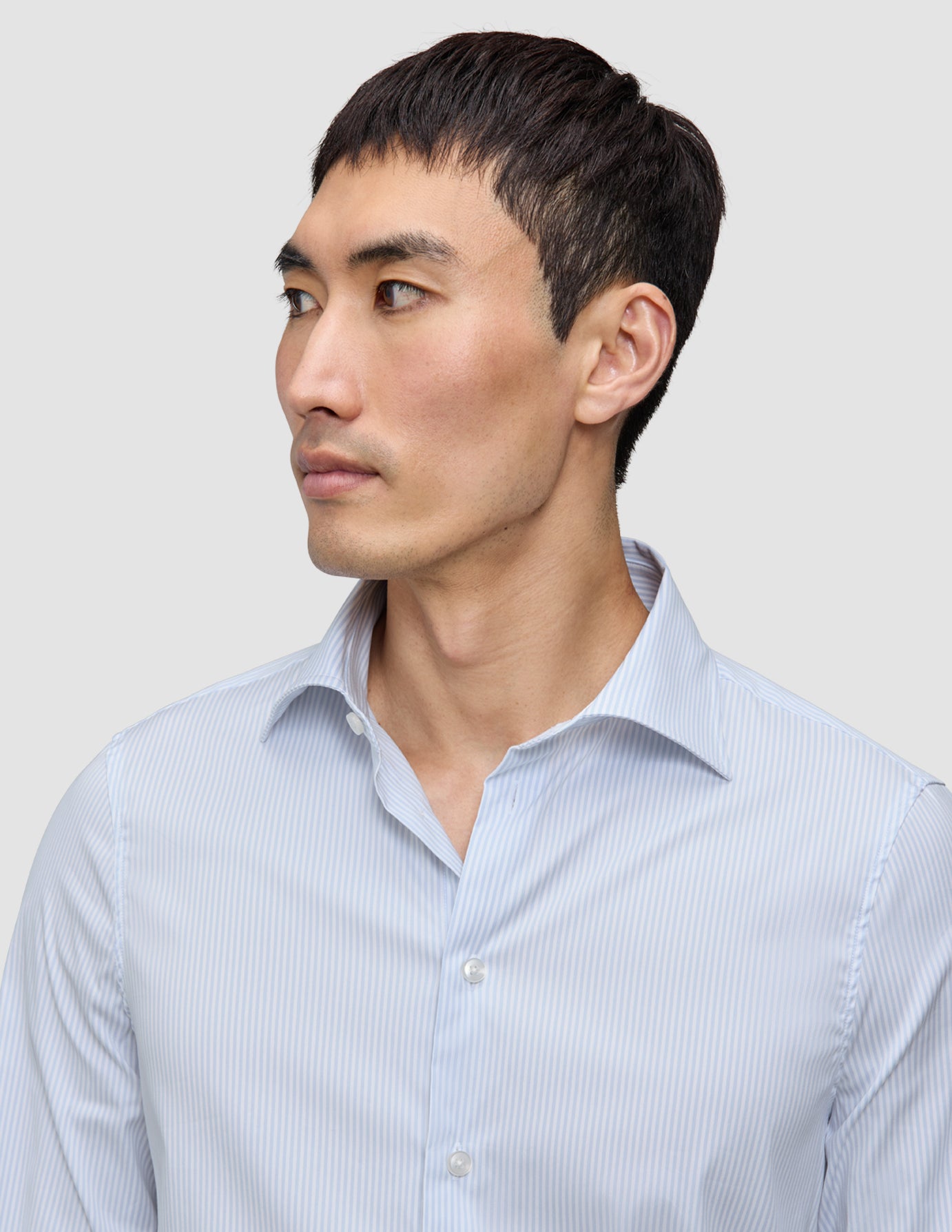 En mand iført en Elevated Shirt Regular Classic Blue Striped i lysblå og hvid stribet Pima-bomuld.