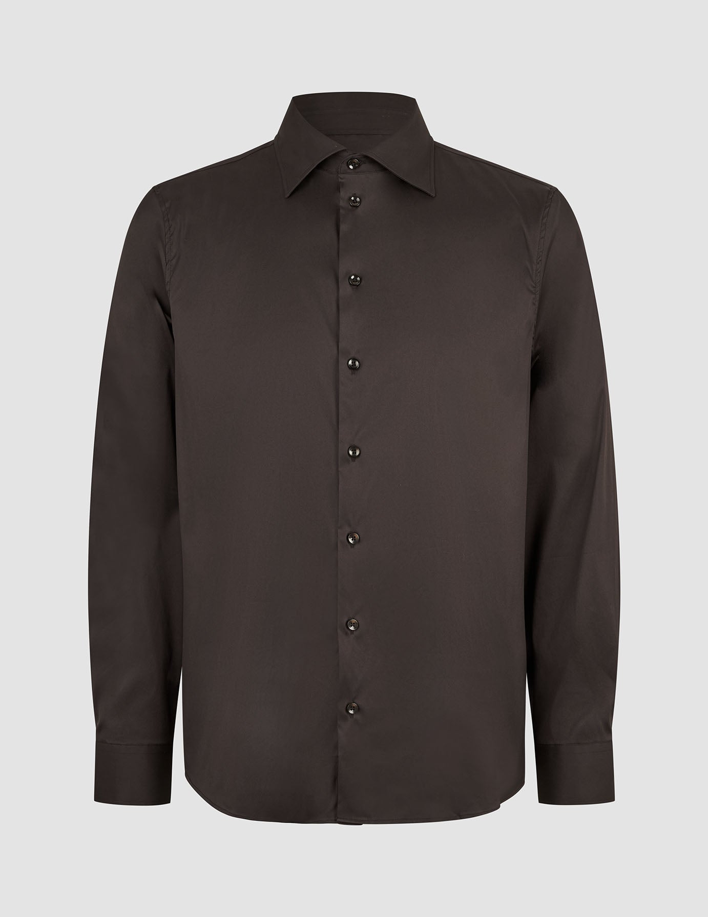 Elevated-skjorte, Regular, mørkebrun – en langærmet skjorte i Pima-bomuld med knapper ned ad fronten, krave og dansk design.