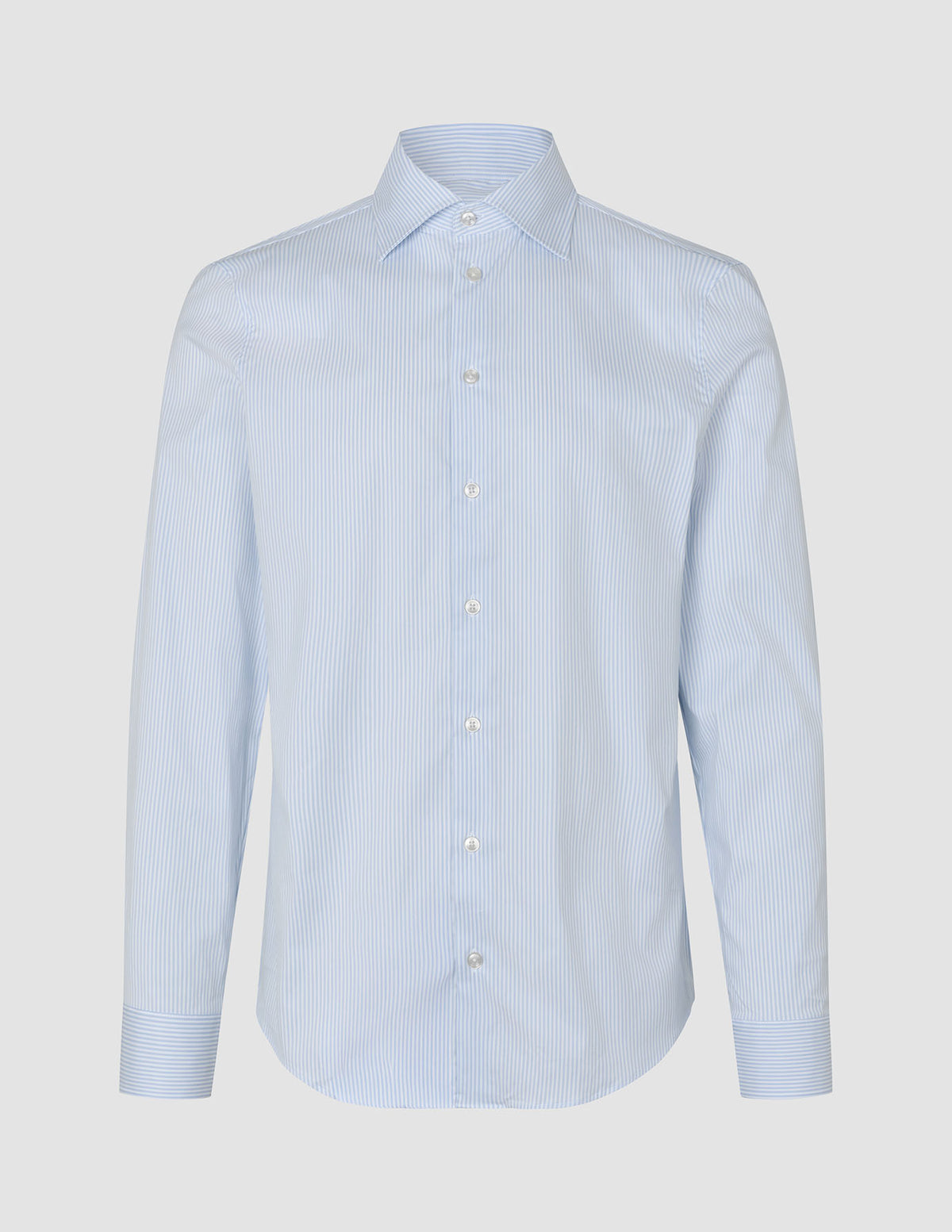 Elevated Shirt Slim Classic Blue Striped – langærmet skjorte med knapper i lyseblå og hvide lodrette striber.