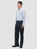 Mand iført en Elevated Shirt Slim Classic med blå striber og mørkegrå bukser.