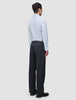 En mand set bagfra, iført en Elevated Shirt Slim Classic Blue Striped-skjorte og antracitgrå bukser.