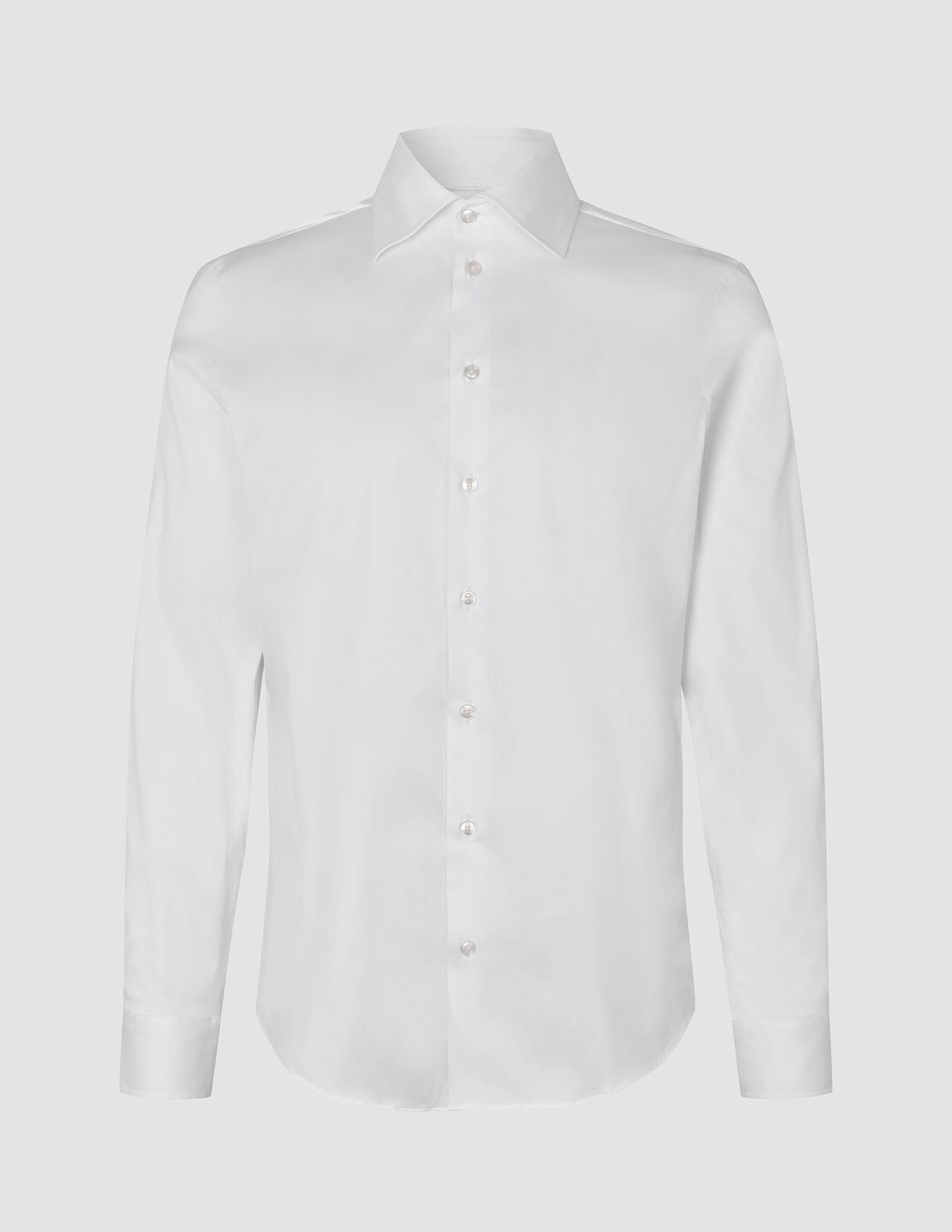 Elevated Shirt White Slim i sprød, hvid Pima-bomuld med lange ærmer, knaplukning og en klassisk spredt krave.