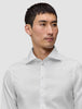 Mand iført en Elevated Shirt White Slim, en hvid skjorte med knapper og spredt krave.