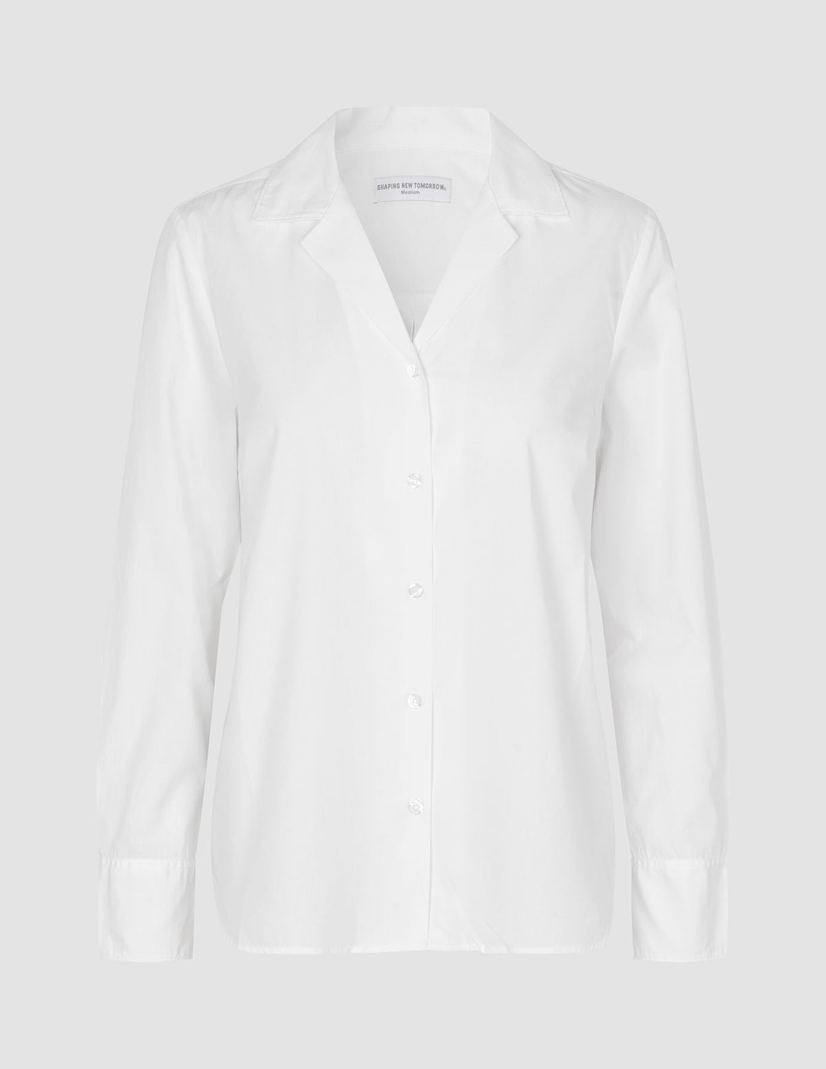 Hvid Madison-skjorte med udskåret krave og lange ærmer, fremstillet af 100 % bomuld i et klassisk dansk design.