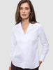 Kvinde iført en Madison Shirt White, en hvid skjorte med knapper og en krave med udskæring.