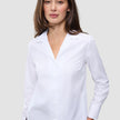Kvinde iført en Madison Shirt White, en hvid skjorte med knapper og en krave med udskæring.