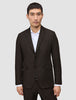 En mand iført en mørkebrun Motion Blazer Regular Cognac over en hvid skjorte med knapper.