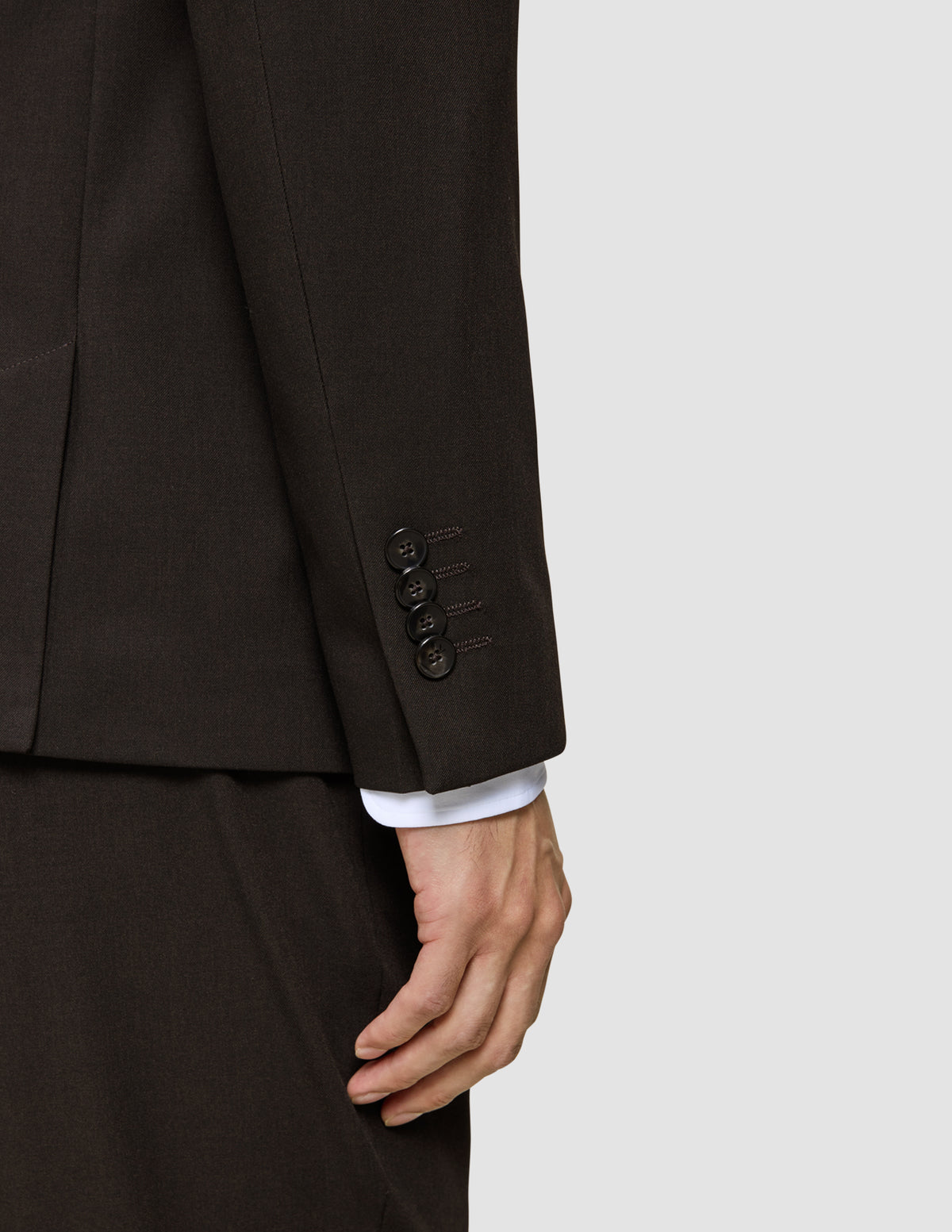 Nærbillede af en Motion Blazer Regular Cognac-ærme i brunt stof med 360°-stretch og fire knapper ved manchetten.