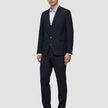 En mand iført en Motion Blazer Regular i farven Midnight Blue, en lyseblå skjorte og loafers – et perfekt eksempel på klassisk dansk design.