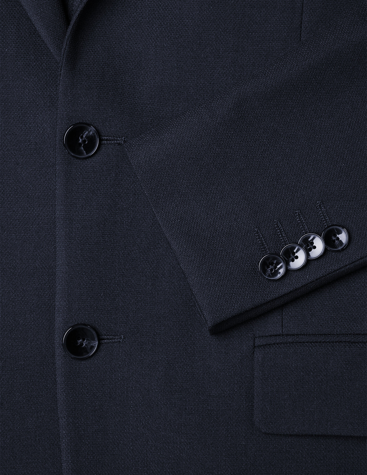 Motion Blazer Regular Midnight Blue: mørkeblå blazer med to knapper foran, manchetter med knapper og en lomme.