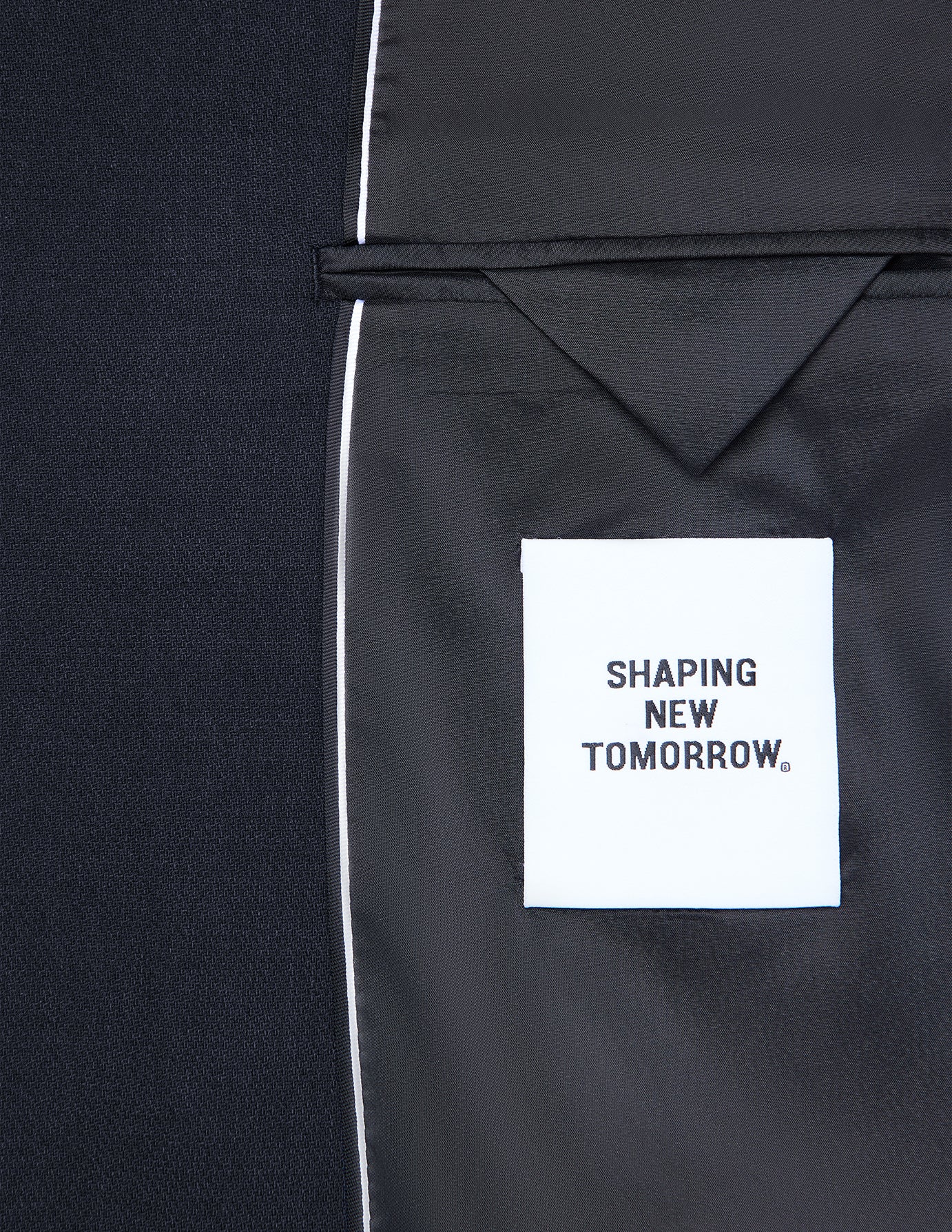 Indersiden af en Motion Blazer Regular i farven Midnight Blue, med et SHAPING NEW TOMORROW-mærke i klassisk dansk design.