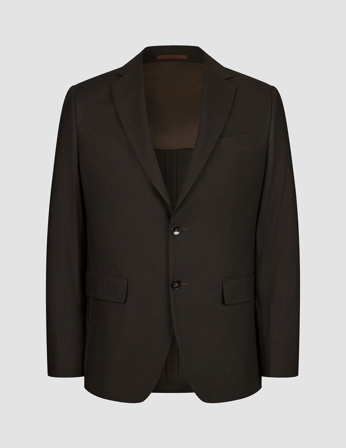 Motion Blazer Slim Cognac: en mørkebrun blazer med to knapper, skrå revers, lommer med klap og 360°-stretch.
