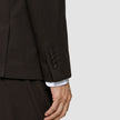 Nærbillede af en ærme på en Motion Blazer Slim Cognac med fire sorte knapper ved manchetten.