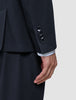 Nærbillede af et ærme fra en Motion Blazer Slim i farven Midnight Blue med fire manchetknapper og en stribet skjorte, der kan ses ved håndleddet.