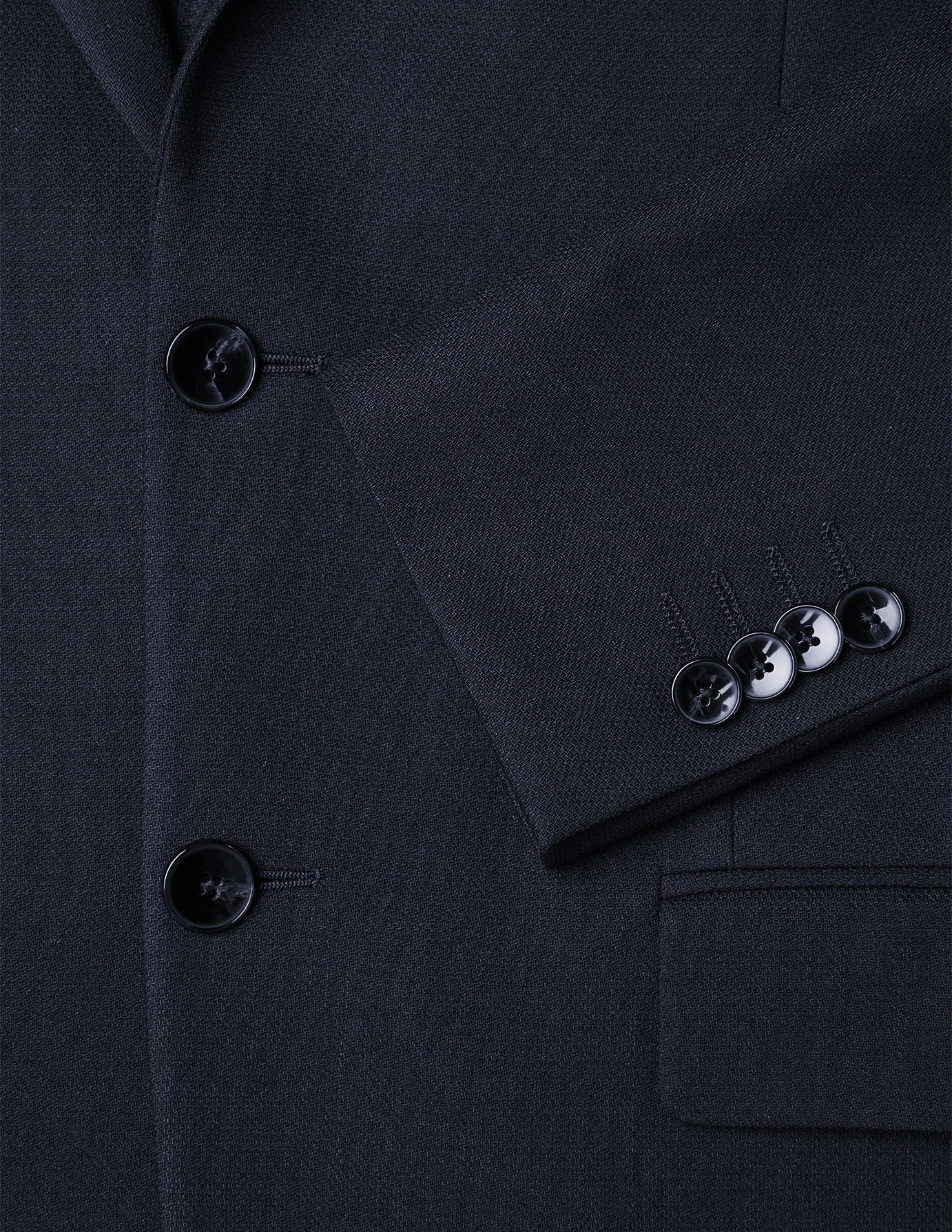 Motion Blazer Slim i midnatsblå, fremstillet i et 360°-stretchmateriale med knapper foran og fire knapper ved ærmekanten.