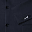Motion Blazer Slim i midnatsblå, fremstillet i et 360°-stretchmateriale med knapper foran og fire knapper ved ærmekanten.