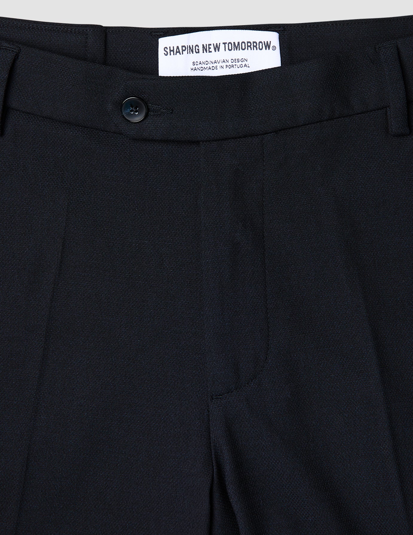 Nærbillede af de åndbare Midnight Blue Motion Suit-bukser i Regular-pasform med 360°-stretch, knaplukning og indvendigt mærke.