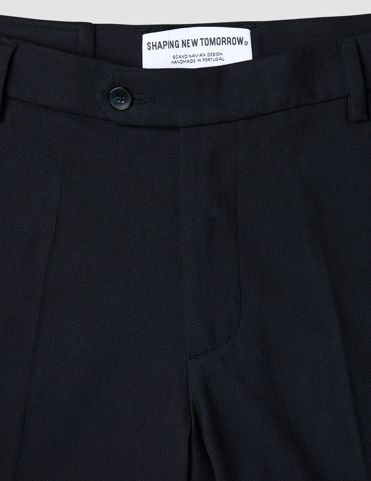 Nærbillede af de åndbare Midnight Blue Motion Suit-bukser i Regular-pasform med 360°-stretch, knaplukning og indvendigt mærke.