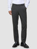 En person har grå Motion Suit-bukser i farven Regular Pepper Grey på, en hvid skjorte med knapper og sorte læderloafers.