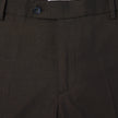 Nærbillede af taljen og knappen foran på de mørkebrune Motion Suit Pants Slim Cognac.
