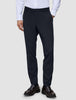 Slim-fit Motion Suit-bukser i farven Slim Midnight Blue med 360°-stretch, kombineret med en lys skjorte og mørke loafers.