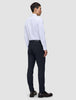 En mand set bagfra iført en hvid skjorte med knapper, Motion Suit-bukser i slim fit i midnatsblå og mørke læderloafers.