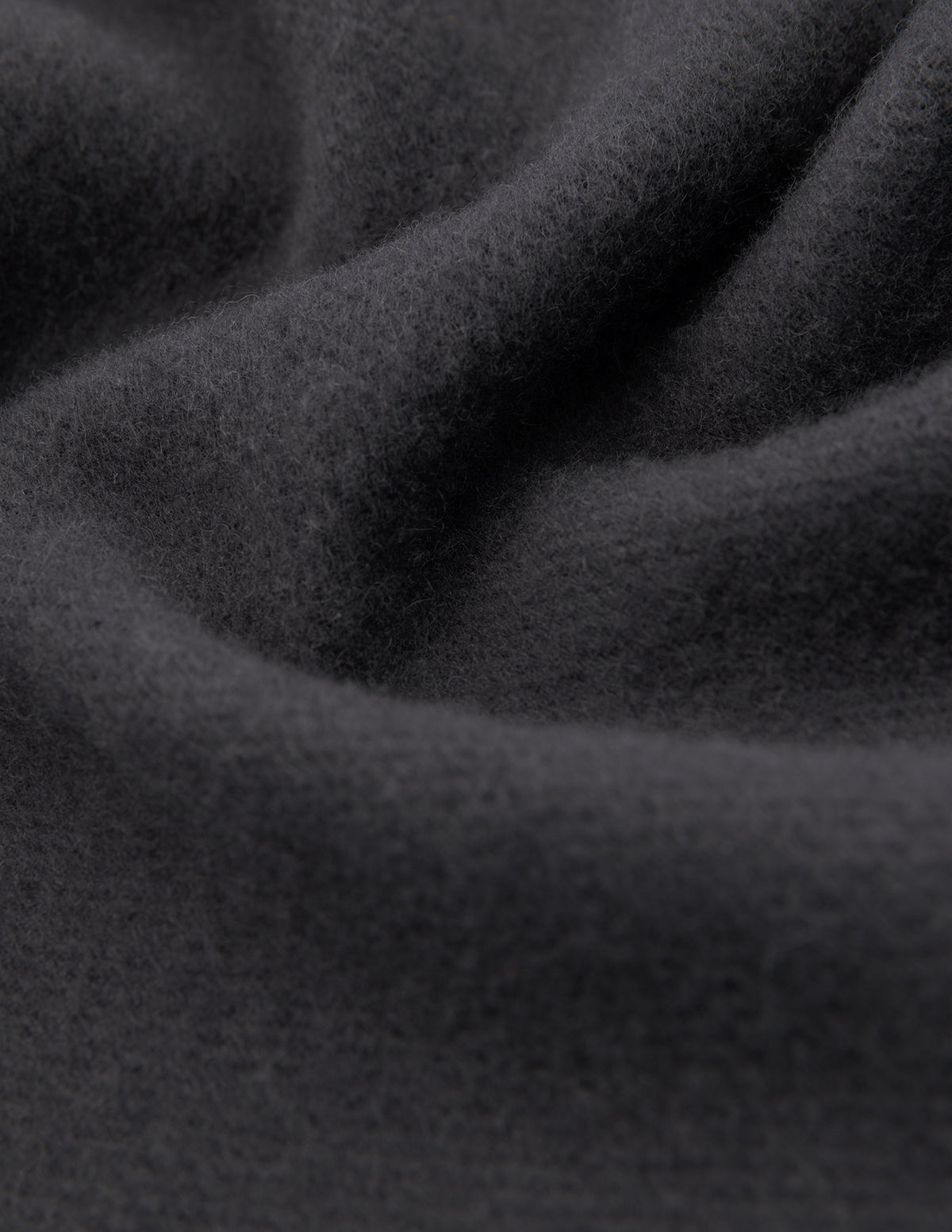 Nærbillede af et foldet tørklæde i farven Charcoal Grey i dansk design.