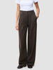 Person iført en hvid T-shirt og Serene Pants Wide Walnut Herringbone – et par højtaljede bukser med brede ben og nålestriber.