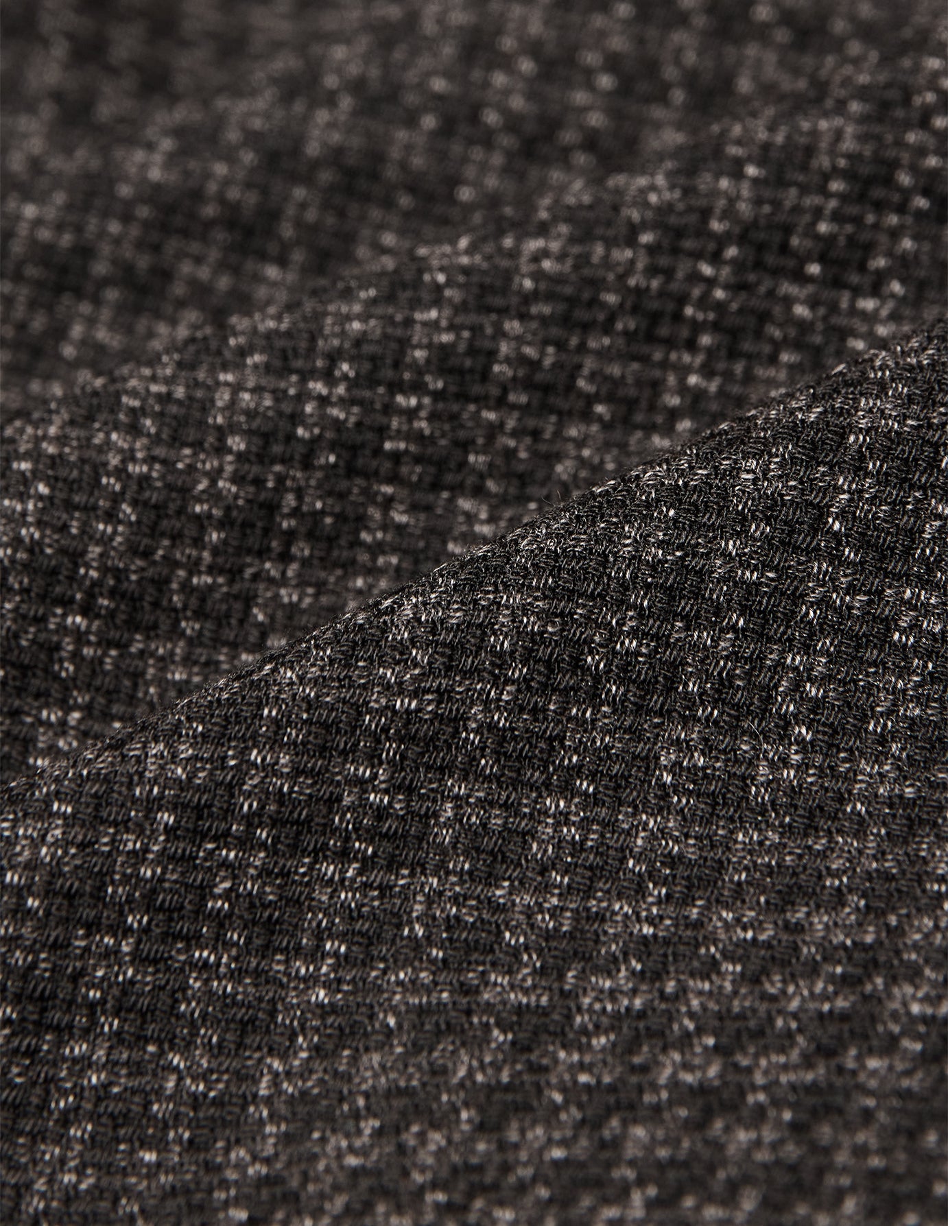 Nærbillede af Timeless Wool Blazer Slim Dark Brown Check, der viser en mørkebrun uldblanding med et diskret ternet mønster.