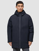 En mand iført en sort, knælængde Utility Jacket Black med hætte, fremstillet af genanvendt polyester.