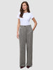 Kvinde iført en hvid T-shirt og grå Women Ashryn Pants Wide Domino Herringbone med et struktureret bouclé-mønster.