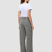 En kvinde set bagfra, iført en hvid T-shirt og grå Women Ashryn Pants Wide Domino Herringbone.