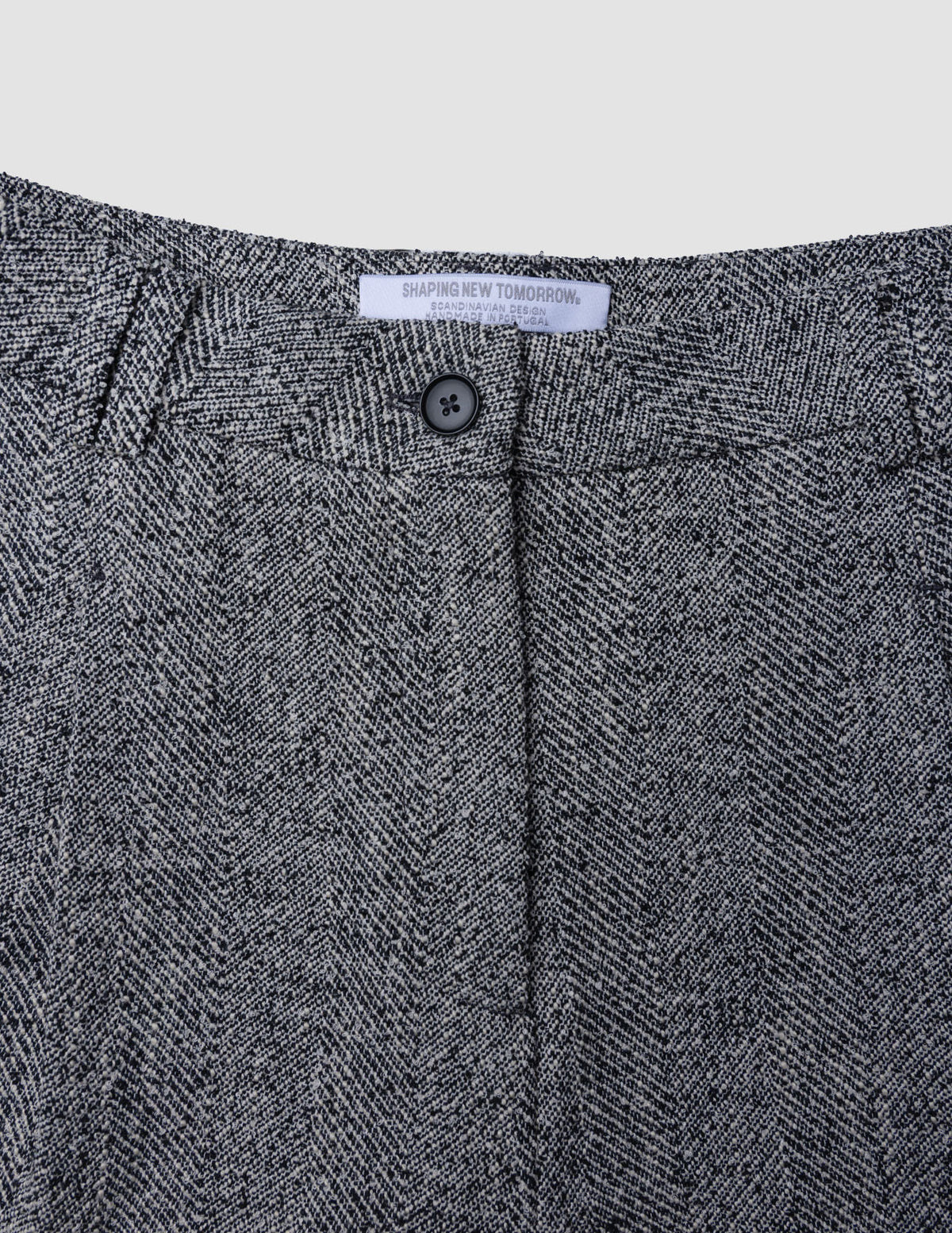 Nærbillede af Women Ashryn Pants Wide Domino Herringbone med linning i gråt og sort bouclé og lukning med en enkelt knap.