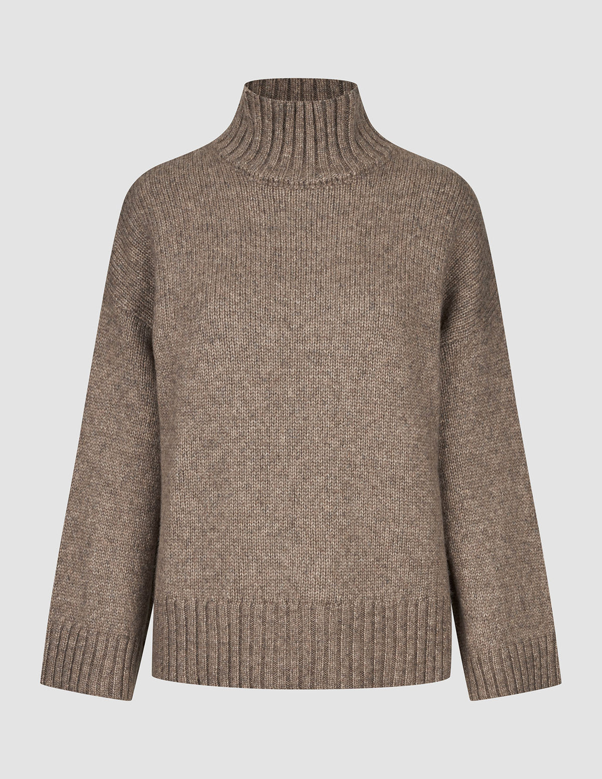 Damesweater i tyk, blød uld med høj hals i farven taupe melange, med grov strik, ribkant ved halsen og manchetterne.
