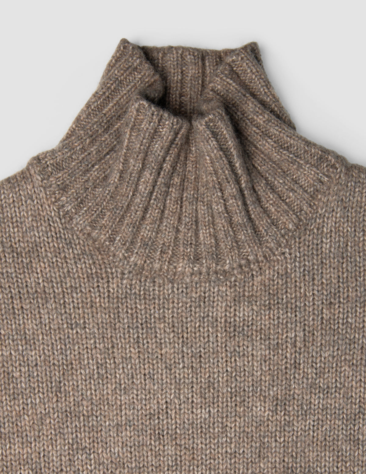 Kvinders tykt strikket, blød uldtrøje med høj hals i taupe-melange: en taupe-farvet, groft strikket trøje i dansk design med ribbet høj hals.