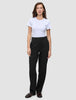 En kvinde har en hvid T-shirt på og et par Women GO2 Pants Straight Black, der har høj talje og lige ben.