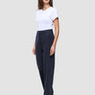 En kvinde iført en hvid T-shirt og et par Women GO2-bukser med høj talje i modellen Straight i farven Blue Nights.