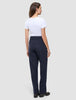 En person set bagfra, iført en hvid T-shirt og et par Women GO2 Pants Straight Blue Nights med lige ben.