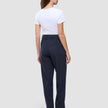 En person set bagfra, iført en hvid T-shirt og et par Women GO2 Pants Straight Blue Nights med lige ben.