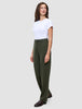 En kvinde iført en hvid T-shirt, Women GO2 Pants Straight i farven Dusty Olive og loafers.