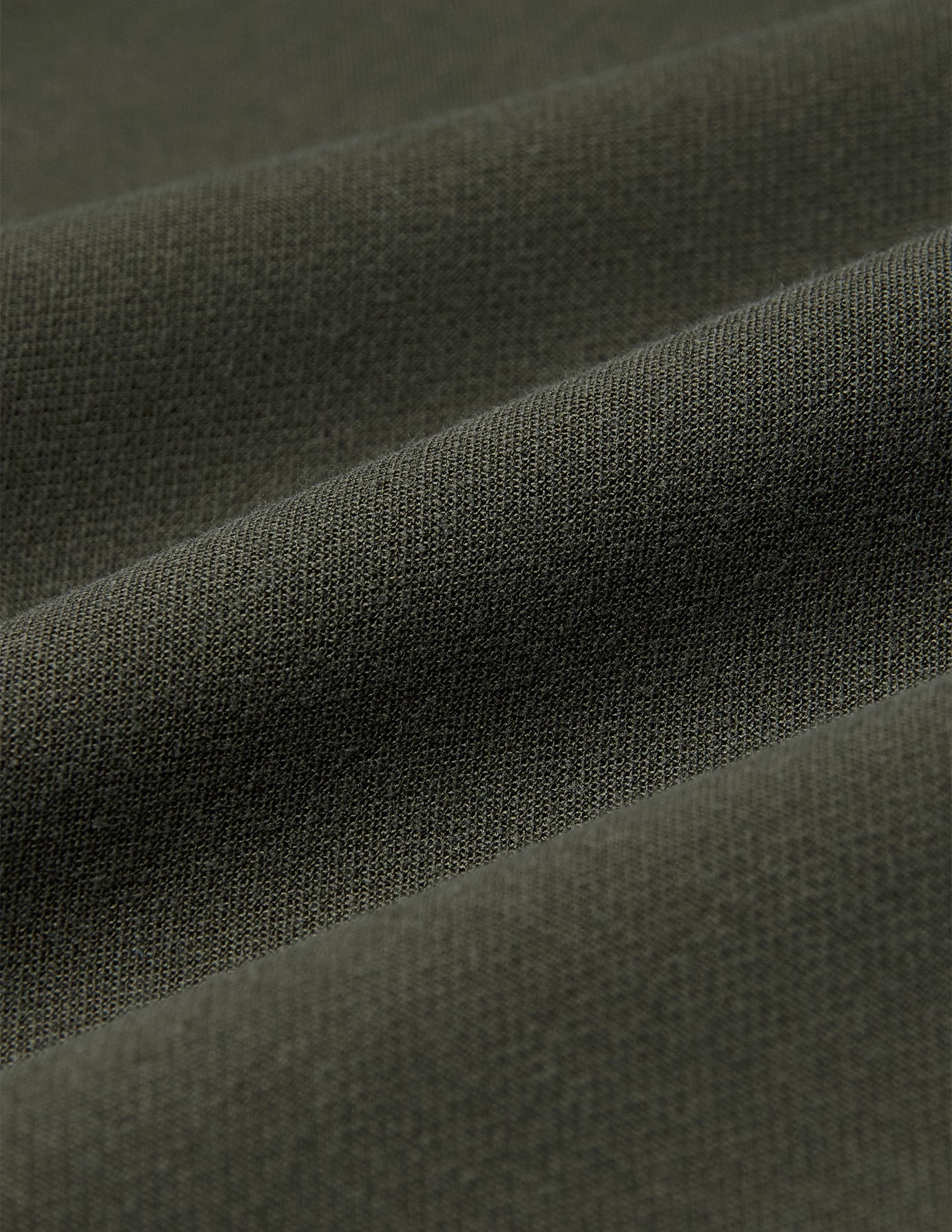 Nærbillede af olivengrønt stof på Women GO2 Pants Straight Dusty Olive med synlige folder.
