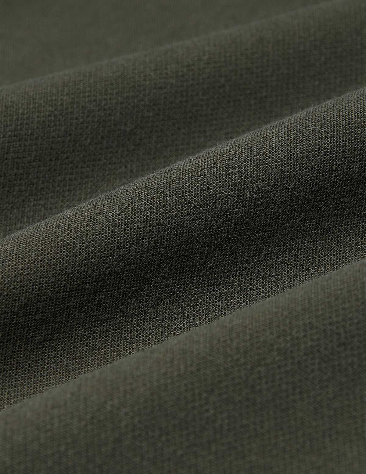 Nærbillede af olivengrønt stof på Women GO2 Pants Straight Dusty Olive med synlige folder.