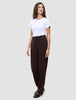 En kvinde iført en hvid T-shirt, mørkebrune Women GO2 Pants Straight Mocha og loafers.