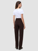 En person iført en hvid T-shirt og mørkebrune Women GO2 Pants Straight Mocha.