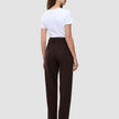En person iført en hvid T-shirt og mørkebrune Women GO2 Pants Straight Mocha.