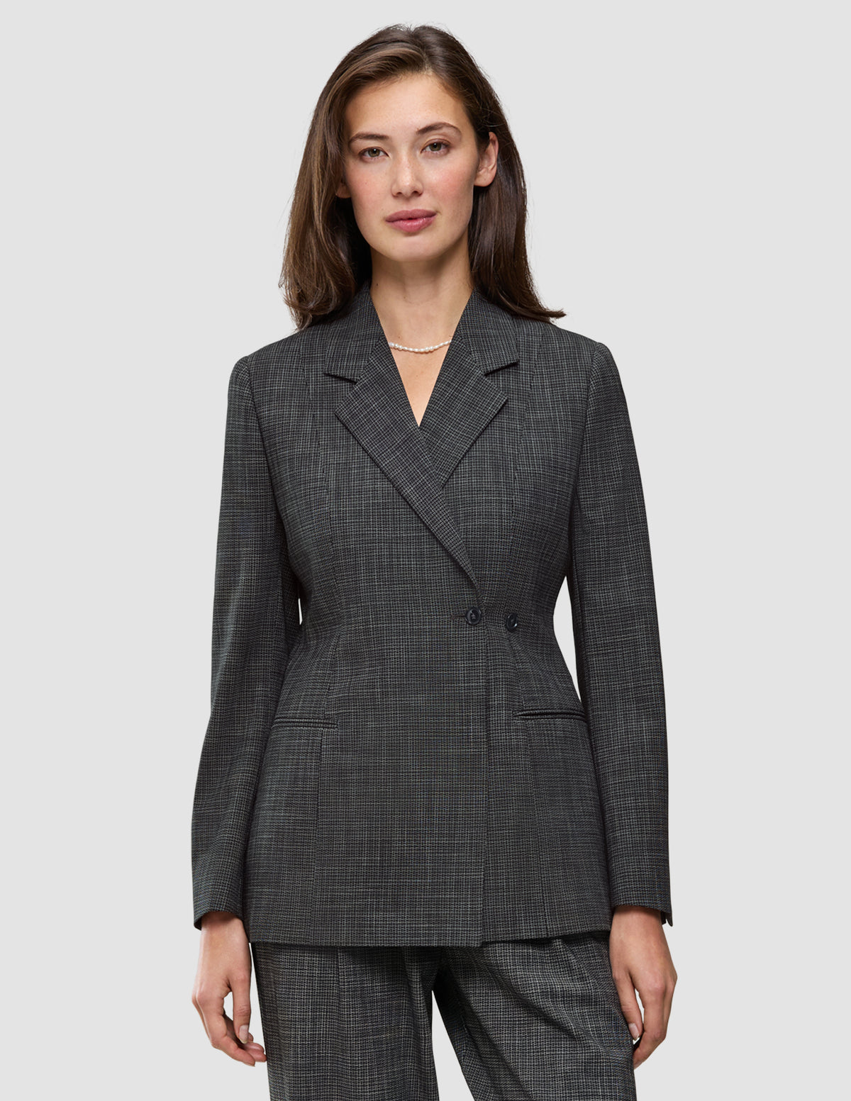 Nara-blazer til kvinder, tætsiddende, sort ternet: en dobbeltradet, figursyet blazer i sort-hvidt ternet mønster med 360°-stretch.