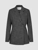 Nara-blazer til kvinder, tætsiddende, sort ternet – en sort-hvid ternet, tætsiddende blazer med én knap og 360°-stretch.