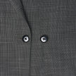 Nærbillede af en Women Nara Blazer Fitted Black Check – en antracitgrå ternet blazer med to sorte knapper.