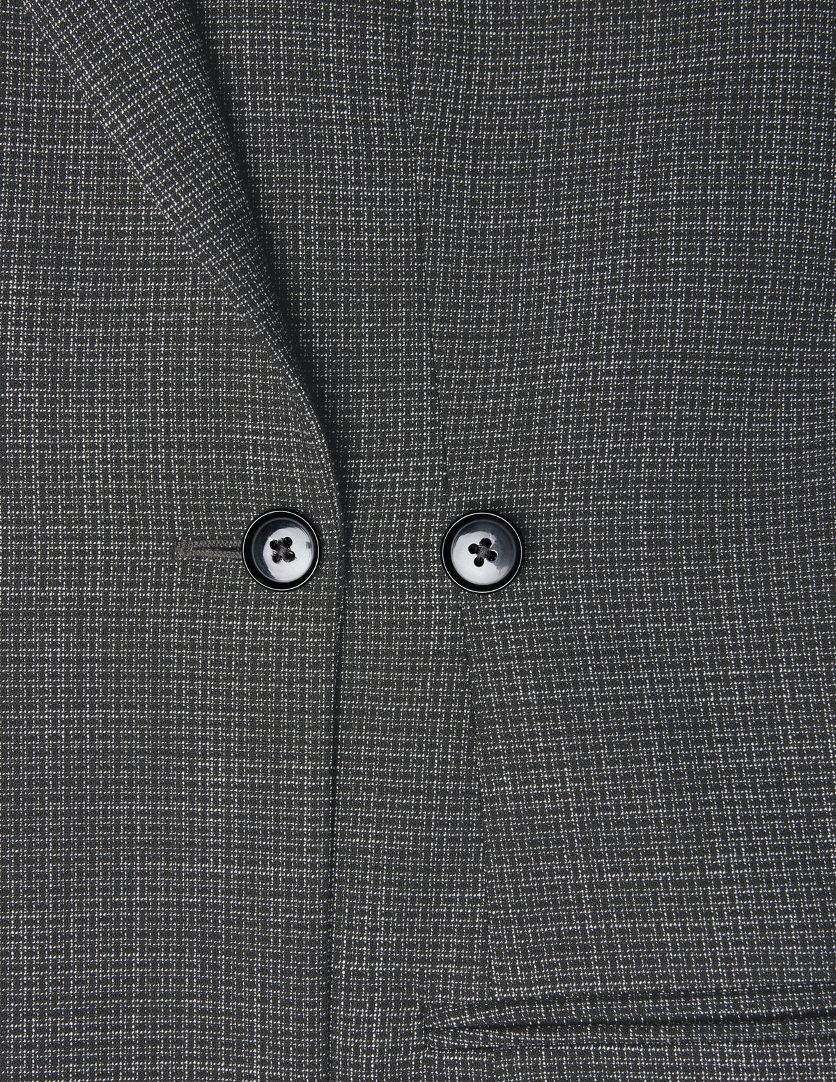 Nærbillede af en Women Nara Blazer Fitted Black Check – en antracitgrå ternet blazer med to sorte knapper.