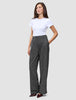 En person har en hvid T-shirt på, der er stukket ned i et par Women Nara Pants Wide Black Check.